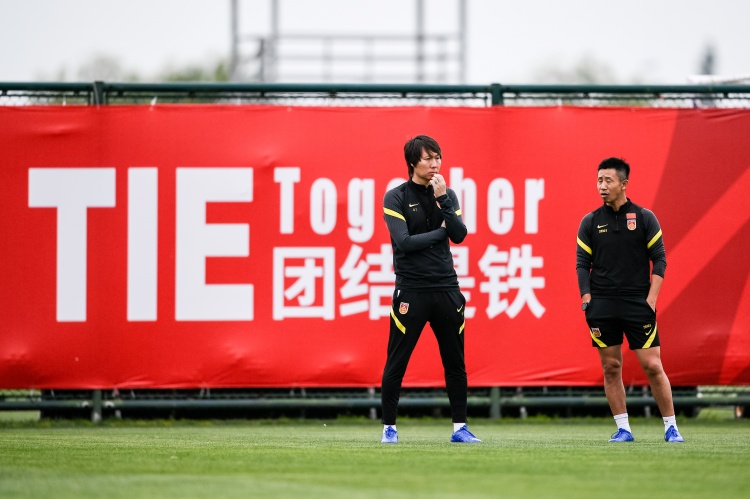 白国华:国足和李铁续长约最大的遗憾,没有把他的嘴封上