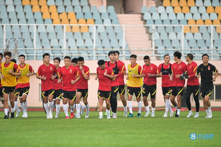 足球报:国足选拔队最弱的是左右边后卫,面对韩国只能拼字当头